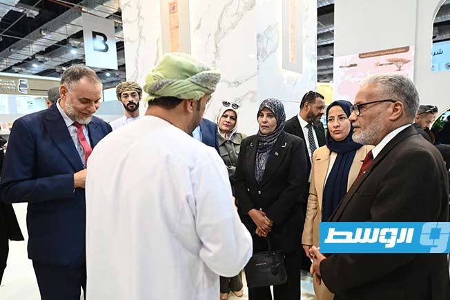 وزيرة الثقافة والفنون خلال زيارة معرض القاهرة الدولي للكتاب في دورته السادسة والخمسين. (وزارة الثقافة والفنون)