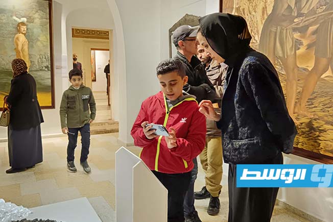 الفنانة شفاء سالم مع جمهور المعرض (خاص الوسط)