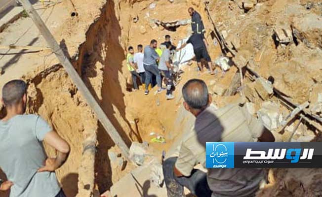 عملية انتشال عمال انهار عليهم سور أثناء صيانة أنبوب مياه بمنطقة شرفة الملاحة بسوق الجمعة، الأربعاء 3 يوليو 2024. (جهاز الإسعاف والطوارئ)