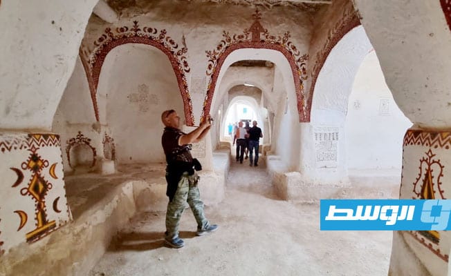 سياح أوروبيون مصحوبون في رحلة سياحية إلى غدامس في ليبيا، 19 أكتوبر 2021. (أ ف ب)