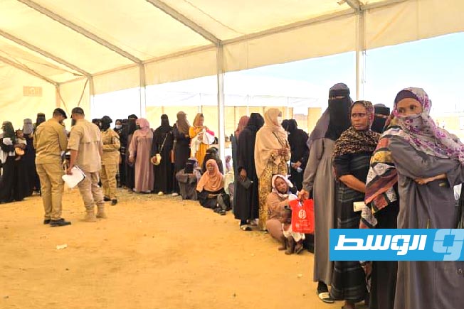 نازحات سودانيات ينتظرن استلام المساعدات في الكفرة، الأحد 28 سبتمبر 2025. (مديرية أمن الكفرة)