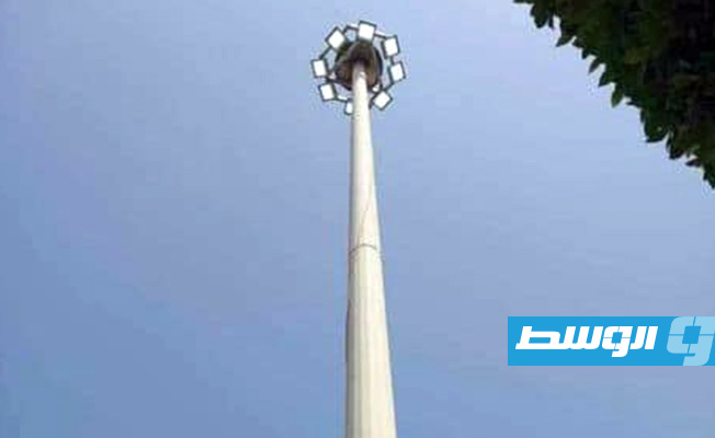 صيانة أعمدة الإنارة بالشوارع والطرق الرئيسية في مدينة طرابلس. (الشركة العامة للكهرباء)