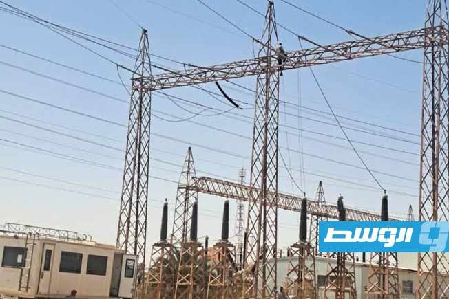 استكمال التحويرات الفنية لمحول رفع الوحدة السادسة بمحطة الزويتينة تمهيدًا لإدخالها على الشبكة الكهربائية. (الشركة العامة للكهرباء)