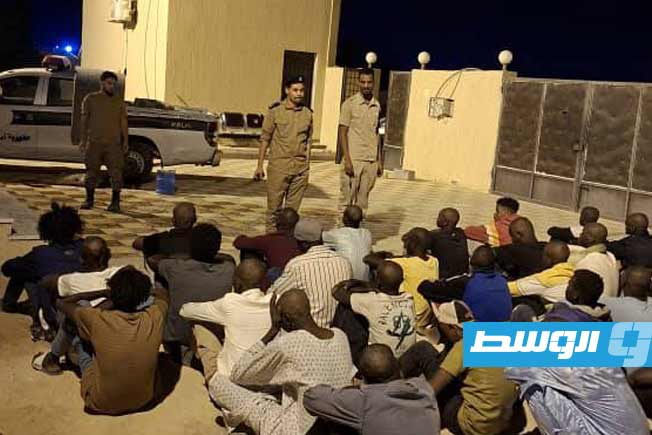 موقوفون من العمالة الوافدة بسبب المظهر غير اللائق والسلوكيات العامة بالواحات. (مديرية أمن الوحات)