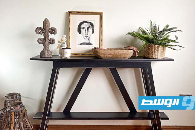 طاولة الكونسول مزينة بالاكسسوارات في مدخل المنزل (أرشيفية: الإنترنت)
