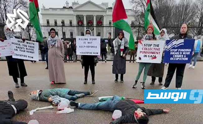 لقطة مثبتة من فيديو لنشطاء مؤيدين لفلسطين يؤدون مشهدا تمثيليا أمام البيت الأبيض يجسد القصف الإسرائيلي على قطاع غزة. (الإنترنت)