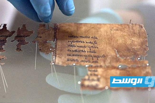 صورة أرشيفية من مخطوطات البحر الميت، التي تضم آلافًا من قطع الرقّ وأوراق البردي التي تحتوي على أجزاء مما يُعرف الآن بالكتاب المقدس العبري. كما تضم ​​مجموعة من الوثائق غير الكتابية. (ديلي ميل)