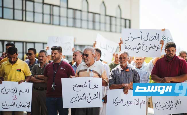 عمال في الشركة الليبية للحديد والصلب خلال وقفة احتجاجية، 14 أغسطس 2023. (الصفحة الرسمية للشركة)