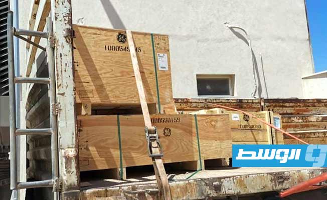 إنزال الطرود بمحطة كهرباء جنوب طرابلس، الخميس 4 مايو 2023. (الشركة العامة للكهرباء)