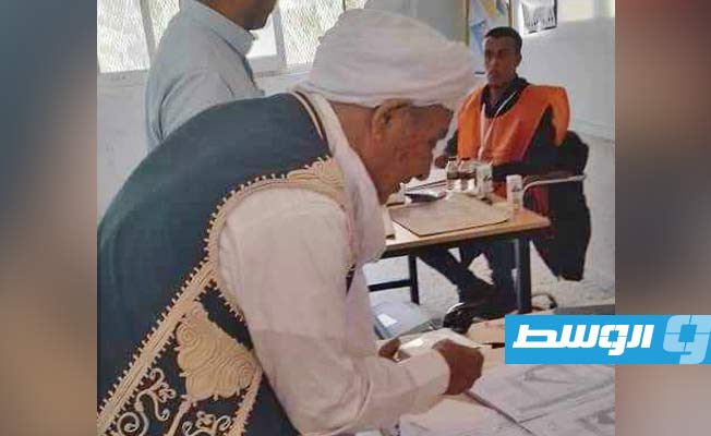 ناخب يدلي بصوت في الانتخابات البلدية بزمزم، 16 نوفمبر 2024 (الإنترنت)