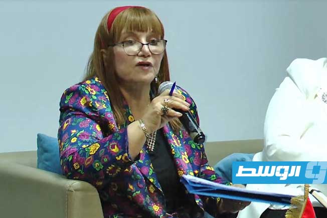 لقطة مثبتة تظهر فيها الباحثة الليبية فاطمة الحاجي خلال فعاليات الندوة الفكرية «الرواية الليبية: مسارات التأصيل والتأويل والتأكيد»، في 27 مارس 2026. (فيسبوك)