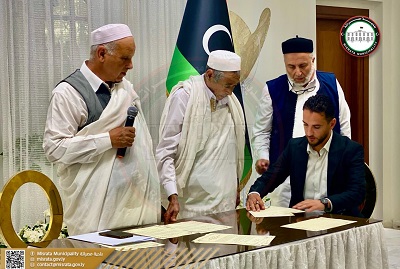 جانب من توقيع «ميثاق الأخوة» بين أعيان وقيادات اجتماعية من مدينتي مصراتة وورشفانة، الإثنين 19 يونيو 2023 (بلدية مصراتة)