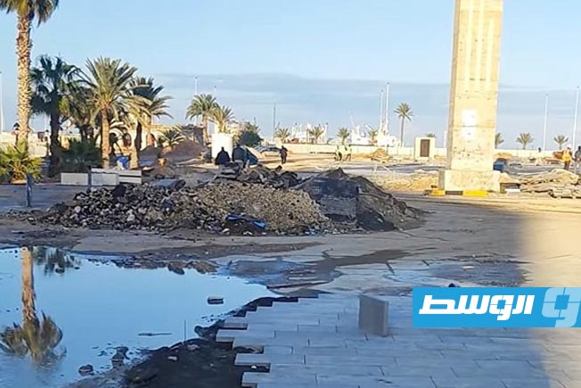 جانب من أعمال الصيانة بميدان الشهداء. (طرابلس الآن)