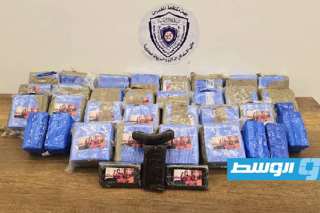 كميات الحشيش التي عثر عليها عند القبض على المتهمين. (جهاز مكافحة المخدرات والمؤثرات العقلية)