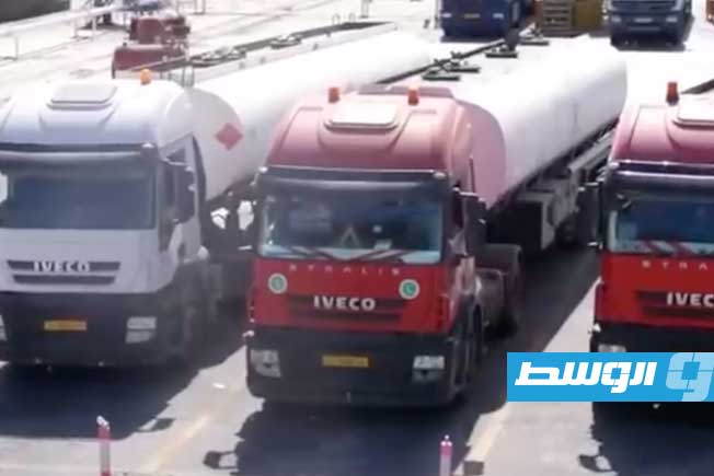 شاحنات تحمل البنزين من ميناء طرابلس البحري، السبت 13 سبتمبر 2025 (شركة البريقة لتسويق النفط)
