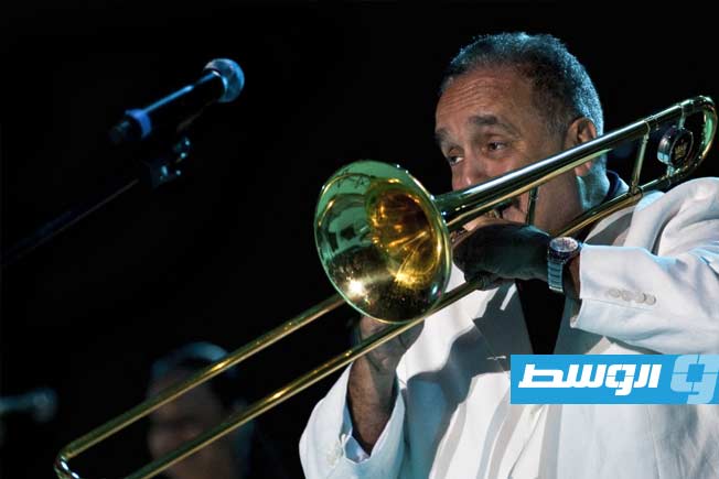 ويلي كولون يعزف في إحدى حفلاته. (أ ف ب)