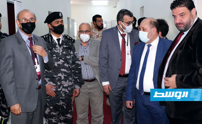 جانب من تفقد رئيس اللجنة المركزية لانتخابات المجالس المحلية سالم بن تاهية لجان الاقتراع في سوق الجمعة، 3 أبريل 2021 (اللجنة)