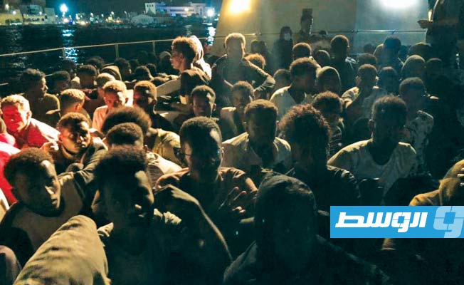المهاجرين بعد إنزالهم في ميناء طرابلس. (وزارة الداخلية)