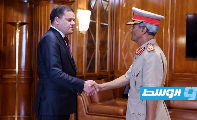 المدعي العسكري اللواء مسعود رحومة يؤدي اليمين القانونية أمام الدبيبة، الإثنين 23 أغسطس 2021. (حكومة الوحدة الوطنية)