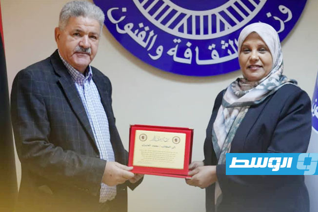 وزيرة الثقافة والفنون، د.صالحة الدروقي تكرم اللجنة المصاحبة لمعرض بنغازي الدولي للكتاب في 27 نوفمبر 2025. (فيسبوك)