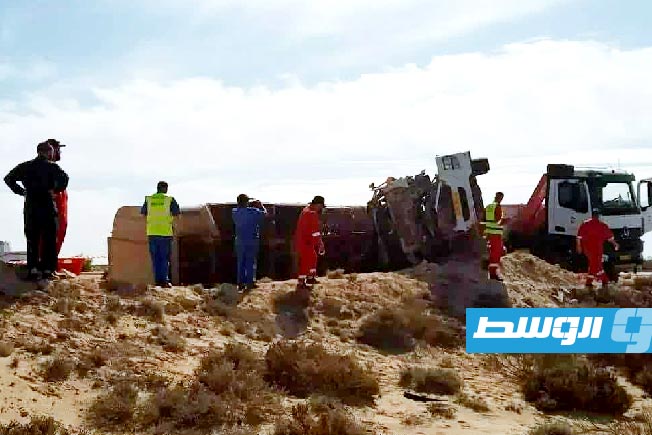 أعضاء فريق الحماية المدنية في موقع انقلاب شاحنة بميناء الزوتيتية النفطي، الثلاثاء 28 أكتوبر 2025. (الوسط)