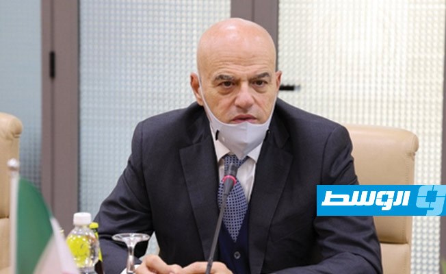 المدير التنفيذي لشركة إيني الإيطالية كلاوديو ديسكالزي خلال الاجتماع. (المؤسسة الوطنية للنفط)