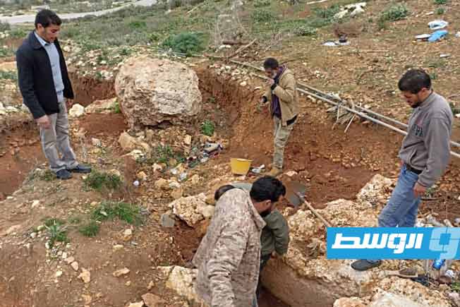 اكتشاف شاهد قبر إغريقي بمنطقة المقابر الشمالية في مدينة شحات. (مصلحة الآثار الليبية)
