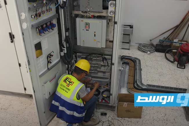 عامل يقوم بمهامه في مشروع محطة الإمداد بمنطقة الكريمية، السبت 1 نوفمبر 2025. (الشركة العامة للكهرباء)