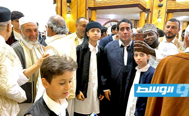 المنفي يتبادل التهاني مع المواطنين عقب أداء صلاة عيد الأضحى بمسجد جمعية الدعوة الإسلامية في طرابلس، الأربعاء 28 يونيو 2023. (المجلس الرئاسي)
