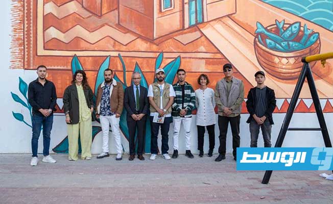 لقطة تذكارية للسفير الفرنسي مع فريق عمل جدارية الوحدة والسلام. (الإنترنت)