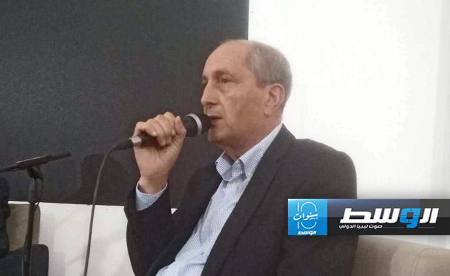 الكاتب مفتاح قناو مدير المحاضرة. (بوابة الوسط)