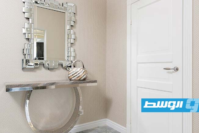 طاولة كونسول ذات تصميم مميز في مدخل البيت تعلوها مرآة (أرشيفية: الإنترنت)