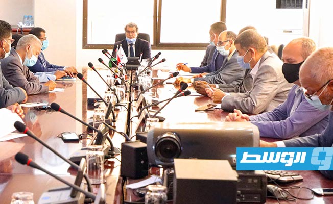 جانب من اجتماع وزير النفط مع عمداء بلديات الجنوب, 27 أبريل 2021. (وزارة النفط)