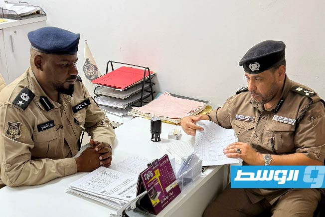 أمن مطار سبها خلال تسيير رحلة إعادة نيجيريين إلى بلادهم ضمن رحلات العودة الطوعية للمهاجرين، 16 سبتمبر 2025 (الإدارة العامة لأمن المنافذ)
