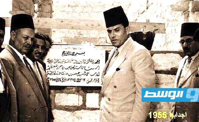 رفقة حسين مازق والى برقة وونيس القذافي في افتاح مدرسة اجدابيا