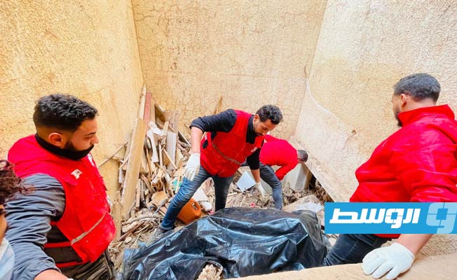 انتشال جثة يرجح أنها لإحدى ضحايا كارثة «دانيال» في درنة، 27 ديسمبر 2023. (الهلال الأحمر)