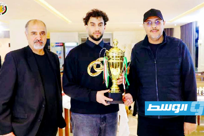 اللاعب علي العر يتوسط والده ورئيس اتحاد الشطرنج (فيسبوك)