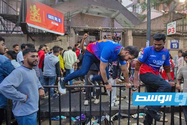 عدد من المشجعين بحاولون الهروب من خطر الموت خلال الاحتفالات (إكس)