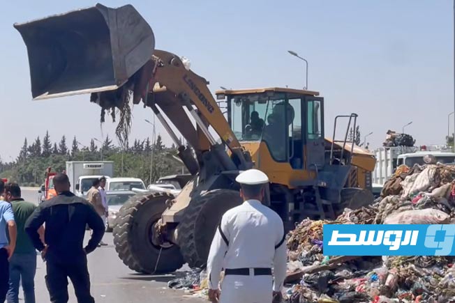 قمامة سقطت على طريق المطار بعد انقلاب شاحنة نقل، 26 يونيو 2025. (مديرية أمن طرابلس)