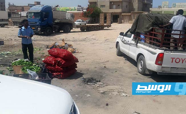 إزالة الباعة المتجولين على الطرق العامة في بنغازي, 3 يونيو 2021. (جهاز الحرس البلدى بنغازي)