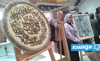 جانب من معرض الفن التشكيلي المصاحب لفعاليات الاحتفال باليوم العالمي للغة العربية