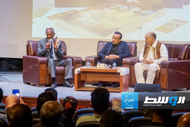 المؤلف يتوسط ضيوف الحفل على منصة المسرح الوطني بمصراتة. (المسرح الوطني مصراتة)