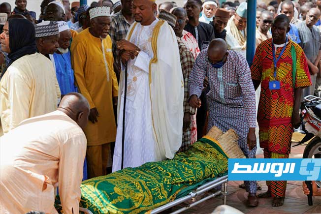 أشخاص يحملون جثمان المخرج المالي سليمان سيسيه خلال مراسم جنازته في باماكو في مالي بتاريخ 21 فبراير 2025. (أف ب)