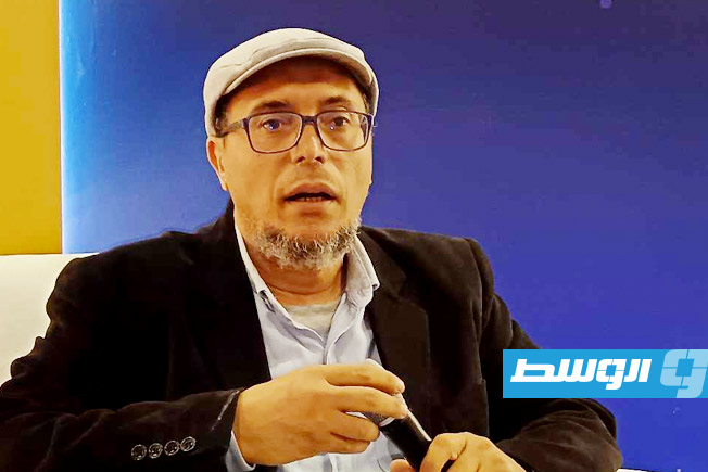 الشاعر والكاتب خالد درويش مدير الأمسية التكريمية. (بوابة الوسط)