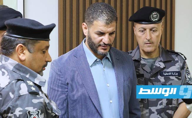 الطرابلسي أثناء تفقده غرفة تأمين الانتخابات البلدية، 16 نوفمبر 2024 (وزارة الداخلية)