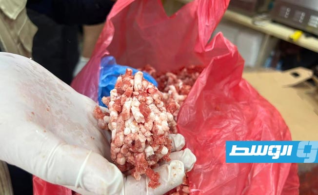 لحوم ضبطها عناصر مركز الرقابة على الأغذية في محل لحوم بحي الأندلس. (مركز الرقابة على الأغذية)