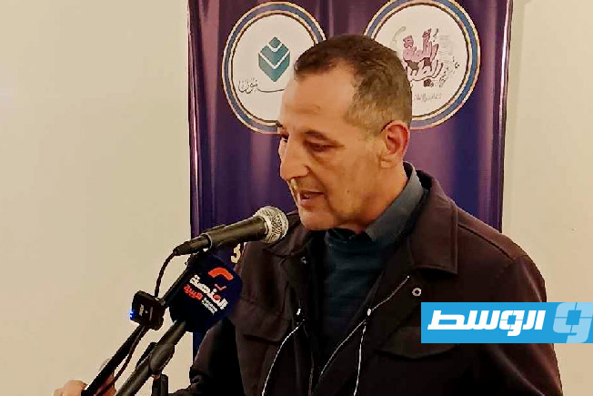 الإعلامي سالم سلطان منسق مجموعة اللمة الطيبة خلال فعالية احتفال «اللمة الطيبة» بالذكرى الـ32 لتأسيس دار الفنون. (بوابة الوسط)