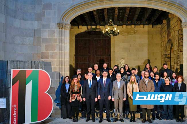 عمدة برشلونة خاومي كولبوني، ووزير الثقافة إرنست أورتاسون، ووزير العمل الخارجي خاومي دوش، أثناء استقبال الوفد الذي جمع فنانين ونشطاء لحضور فعالية «كونسيرت-مانيفستو من أجل فلسطين» في 29 يناير 2026. (الموقع الرسمي لمدينة برشلونة)