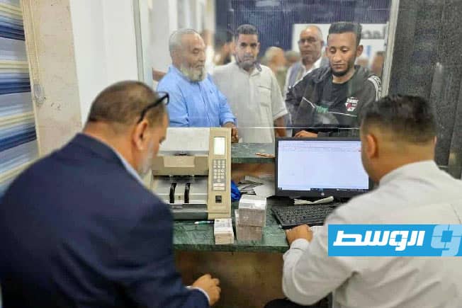 مواطنون داخل أحد المصارف في طرابلس للحصول على ألف دينار، 11 نوفمبر 2025. (بوابة الوسط)