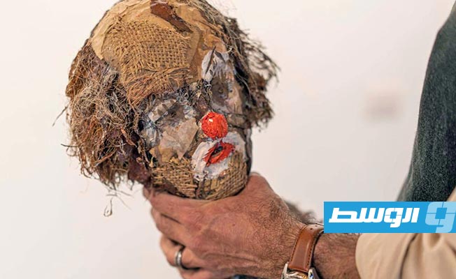 دمية شكّلها الفنان الليبي جمال الشريف، الإثنين 13 مارس 2023 (صفحة بيت إسكندر للفنون)